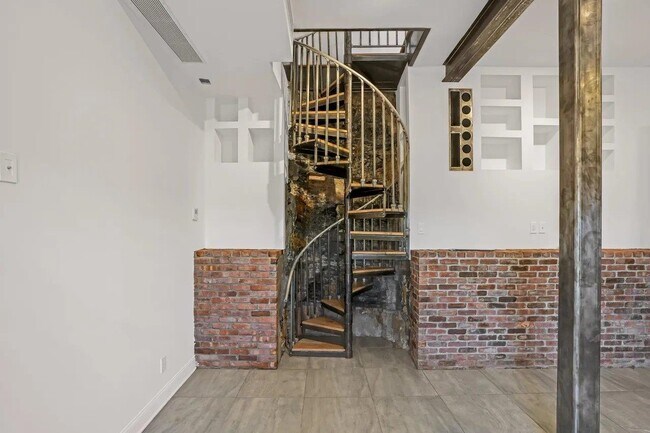 Foto del edificio - 9009 Riverside Pl