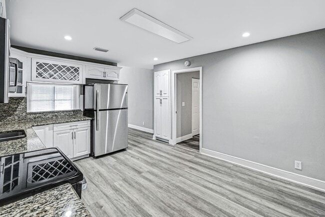 Building Photo - 4 br, 2 bath House - 5469 Thurston Ave