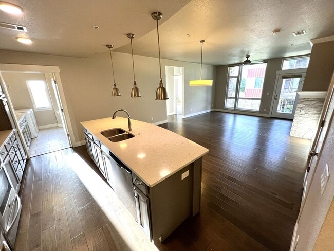 Building Photo - Modern 3-Bedroom Condo in Convenient Location