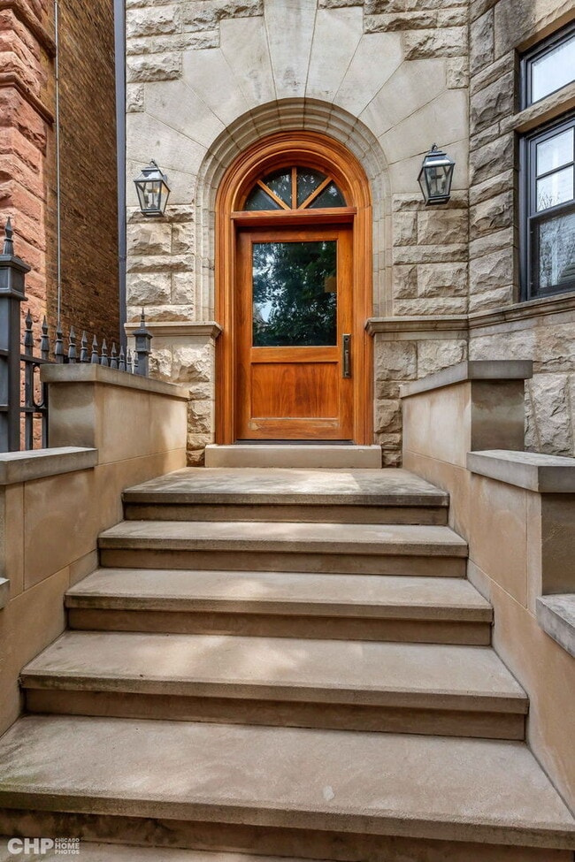 Building Photo - 746 W Belden Ave