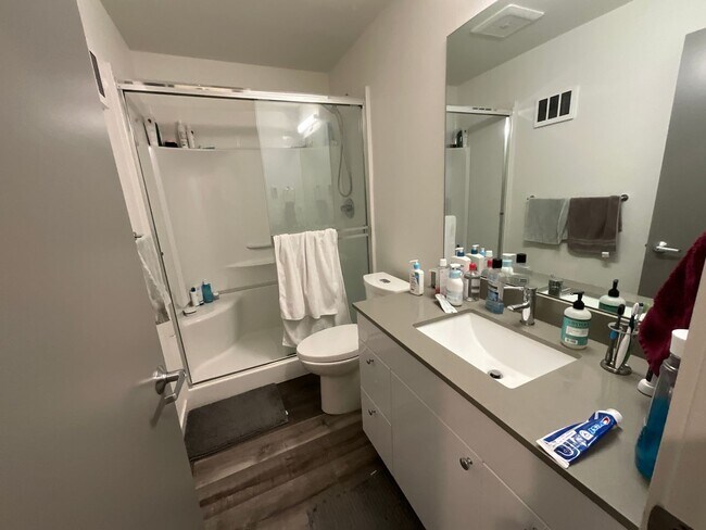 Building Photo - Spacious and Bright Home in University Dis...