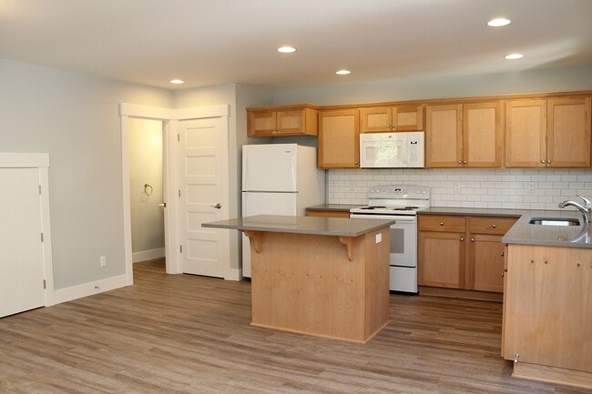Building Photo - 8840 SW 36th Ave