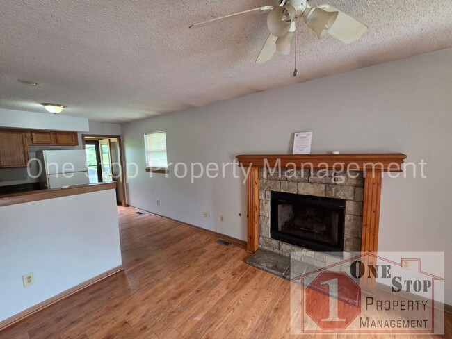 Building Photo - 3 Bedroom 1.5 Bathroom Duplex with 1 car garage in North Kansas City