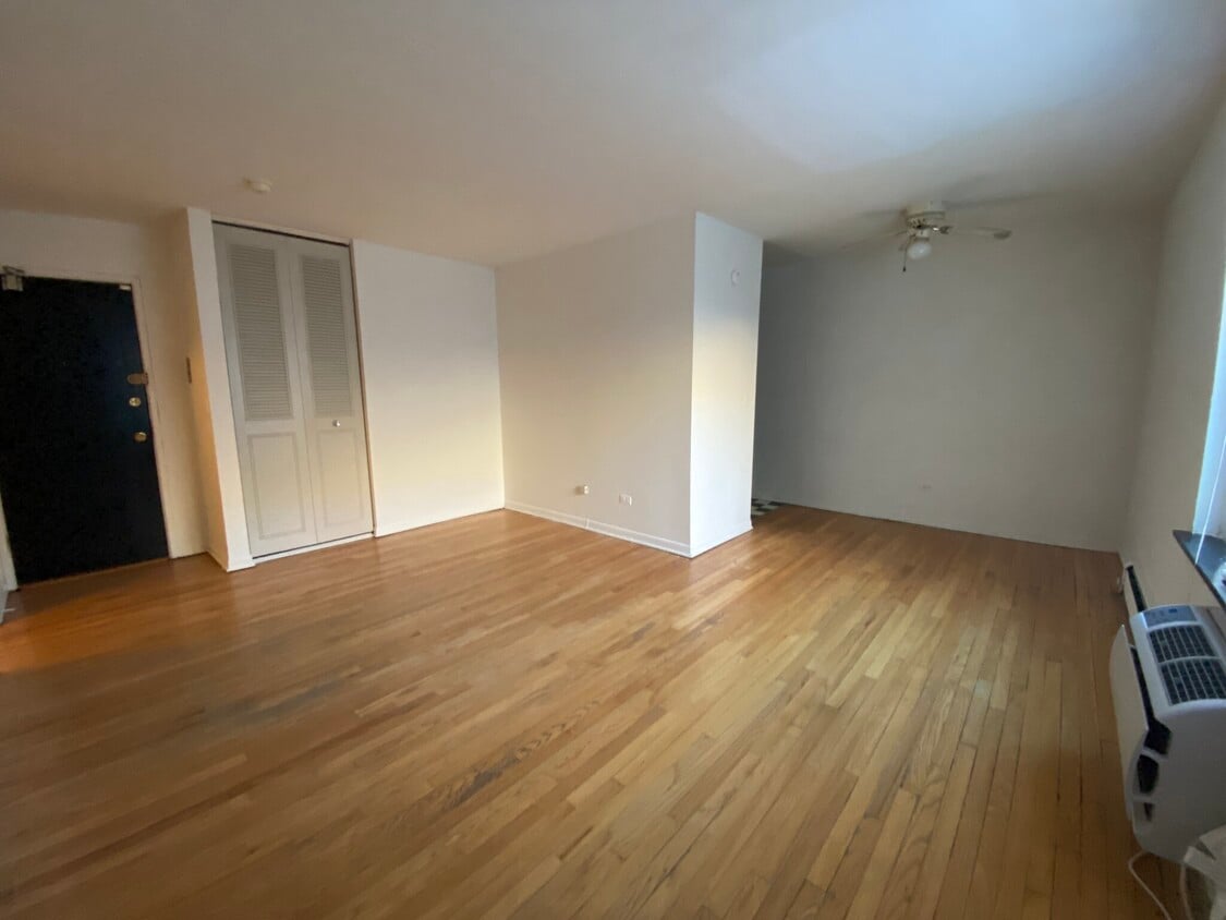 Building Photo - 516 W Melrose St