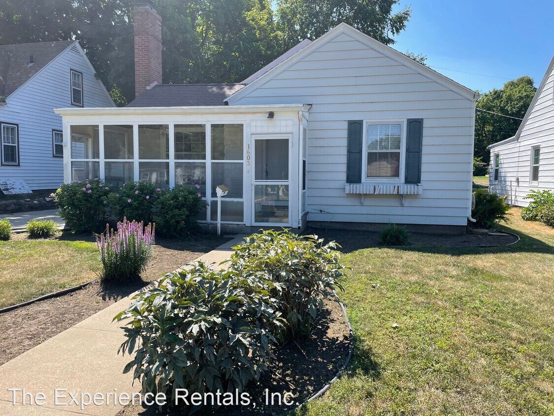 2 br, 1 bath House 1603 S Carter Pl House Rental in Sioux Falls, SD