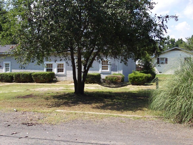 Foto del edificio - 6115 E National Cemetery Rd