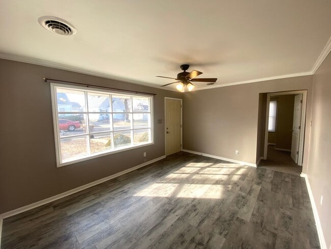 Building Photo - 2 Bedroom, 1 Bath Home Available in Peoria IL!