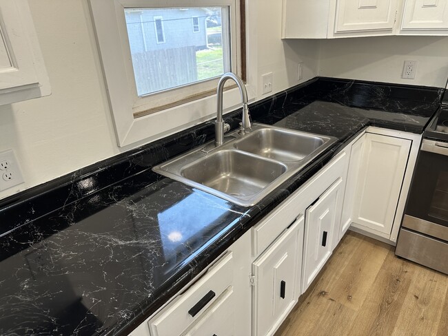 Building Photo - 505 E 23rd St