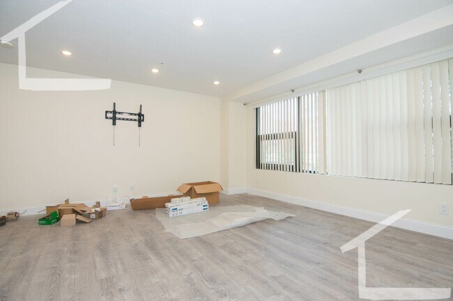 Building Photo - Avl Now! Loft-style Studio on Comm Ave w/A...
