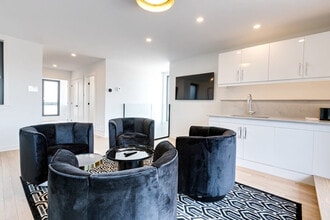 Building Photo - 403 Avenue du Mont-Royal O