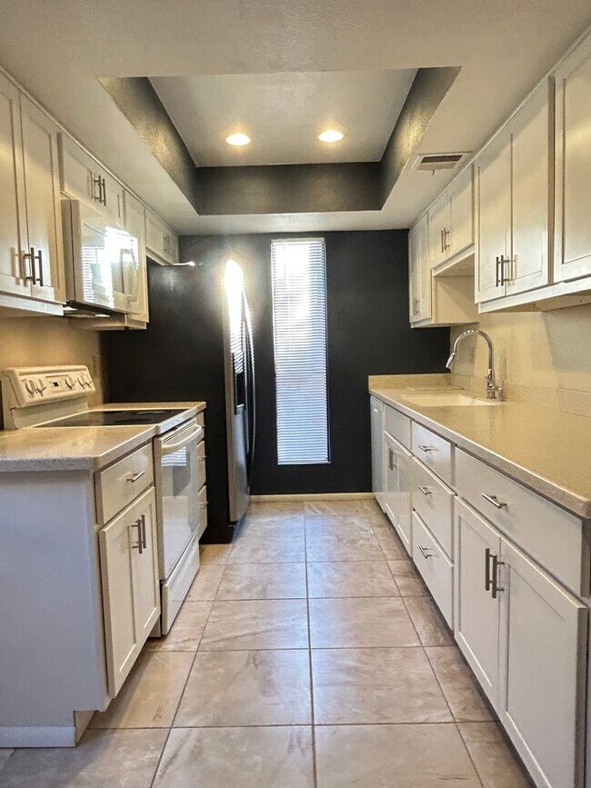 Foto del edificio - GORGEOUS REMODEL! 2 BED 2 BATH IN POINTS W...