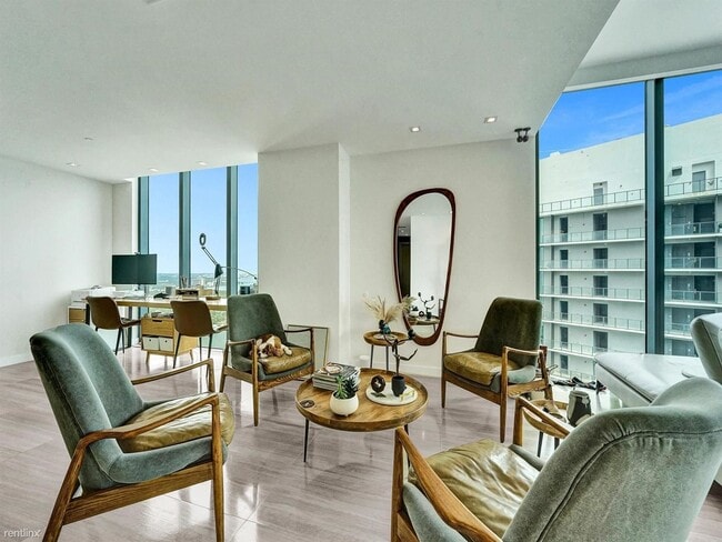 Building Photo - 4 br, 4.5 bath Condo - 650 NE 32nd St # UP...