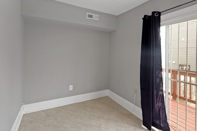 Building Photo - Full room in 5-bed/2.5-bath Home