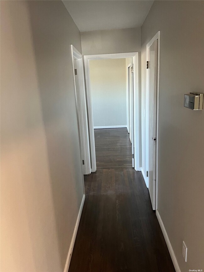 Building Photo - 545 E Jericho Turnpike