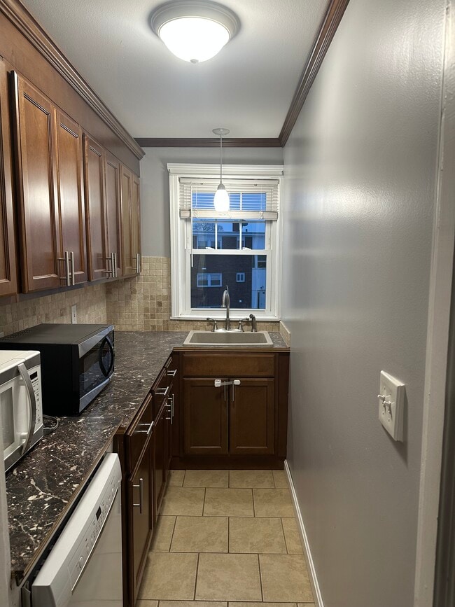 Building Photo - 213 Bucklin St