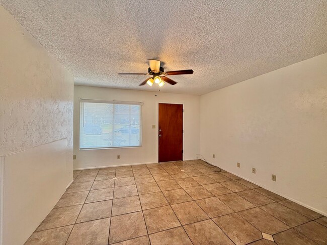 Foto del edificio - 2204-2206 Granger Avenue