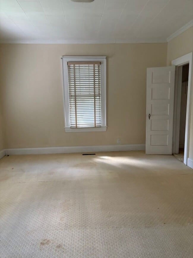 Building Photo - Well Maintained Older Home with Central HVAC