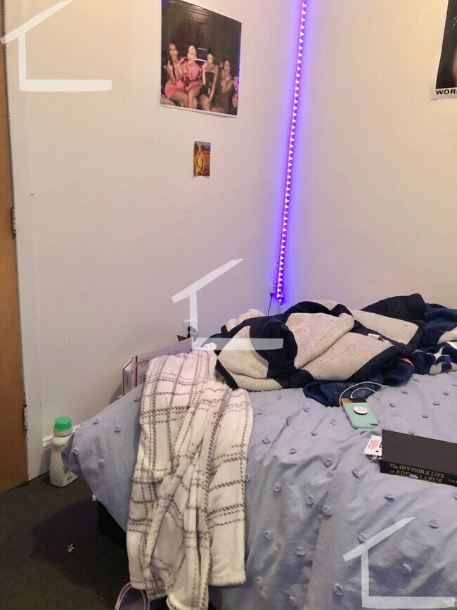 Building Photo - Large 3 Bedroom in South End, Eat-in Kitch...