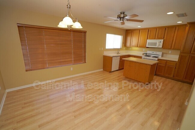 Building Photo - 25707 Holiday Cir