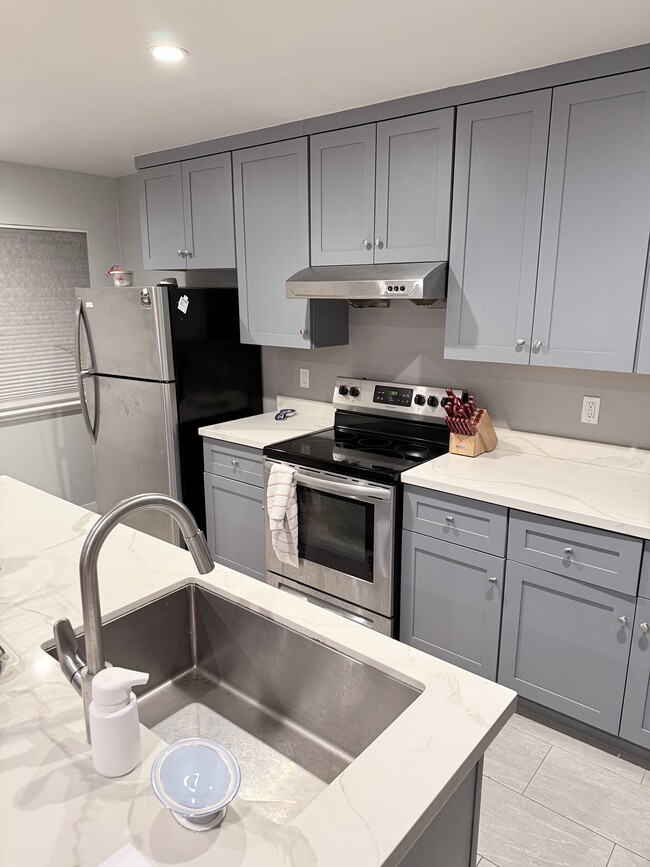 Building Photo - 2241 Village Ct