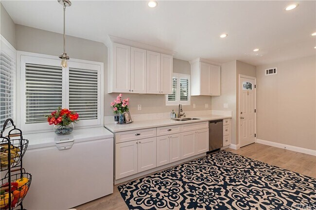 Cocina - 2145 W Cris Ave