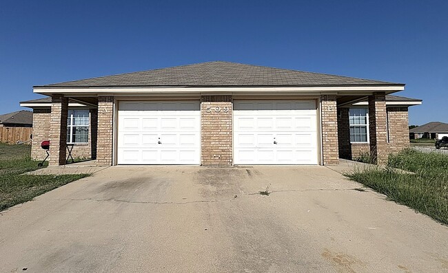 Building Photo - 509 Primrose Dr