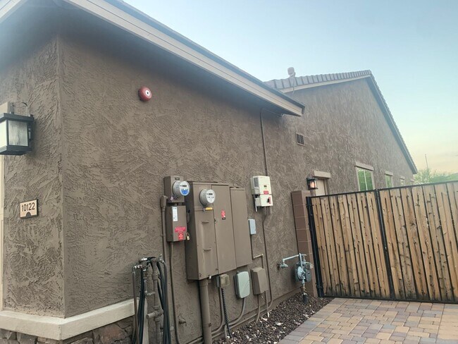 Foto del edificio - Gorgeous 5 Bed 3.5 Bath 3 Car garage home with private pool + SOLAR in gated community in Peoria