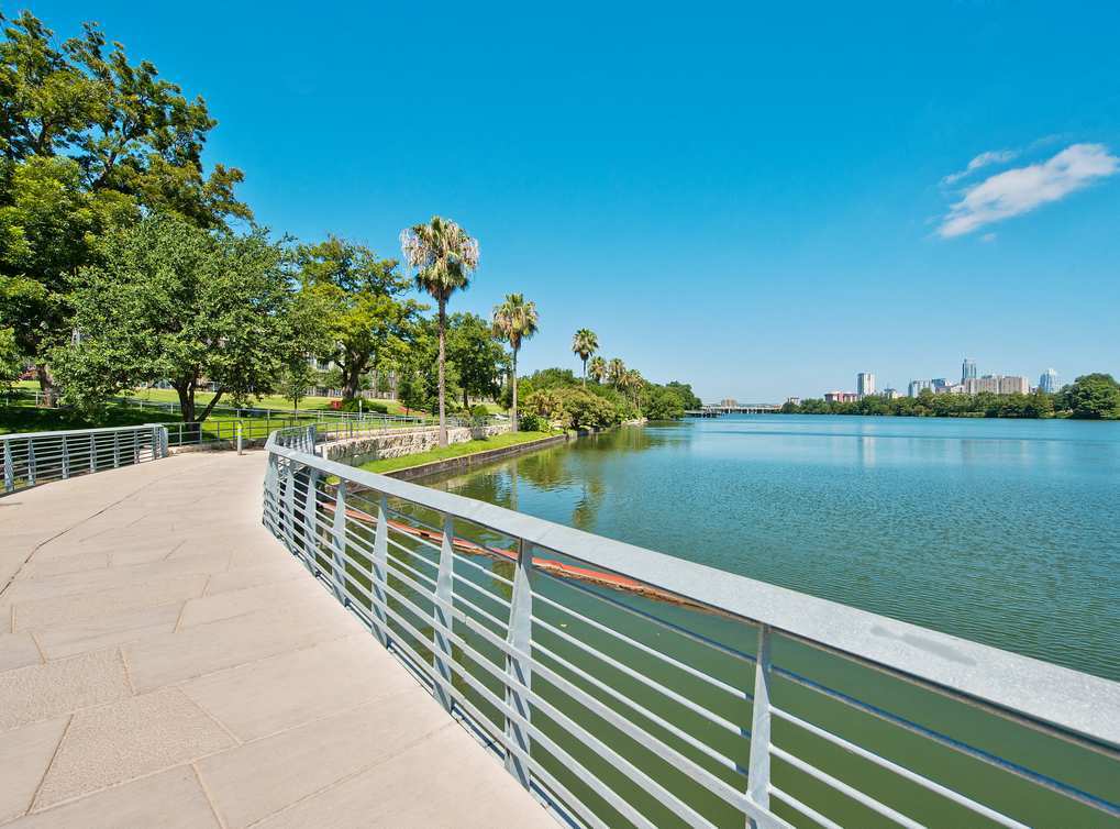 Primary Photo - Rare Beautiful Lakeview Townhome