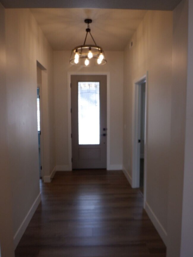 Building Photo - 3 Bed, 2 Bath  - Crescent Hills