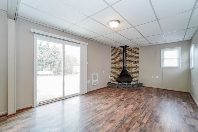 Building Photo - Updated 3-Bedroom Home with 1 Bath, Modern Flooring & Fenced Yard