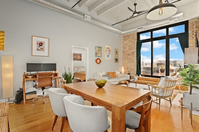 Living/Dining - 1601 W School St