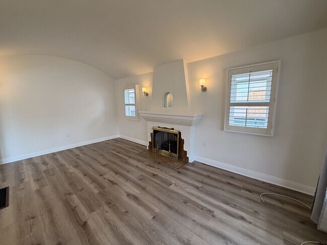 Foto del edificio - Upgraded 3BD Home | 2-Car Garage + Bonus Room | Private Backyard — South LA