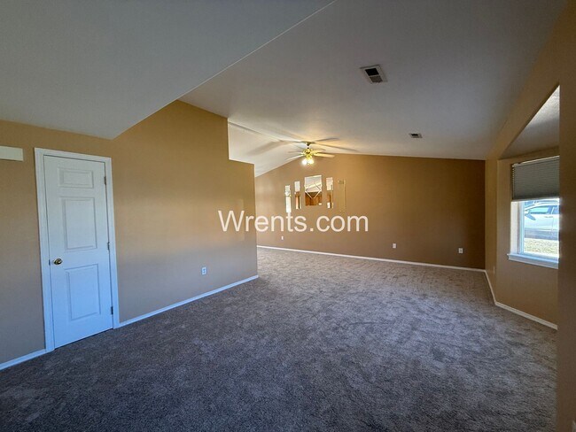 Building Photo - Welcome to this charming 2 bed, 2 bath rancher in Airway Heights!
