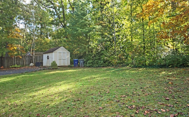 Building Photo - 205 Lakewood Dr