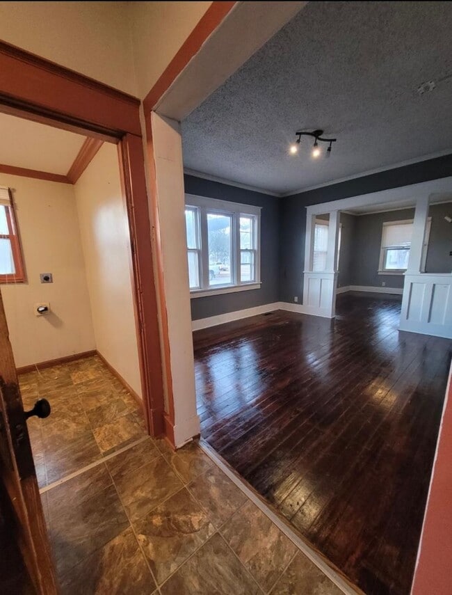 Building Photo - $795 - 2 bed 1 bath - Single Family Home