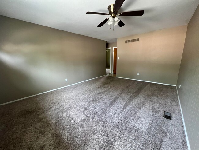 Building Photo - 2 Bedroom/1 Bathroom Duplex For Lease