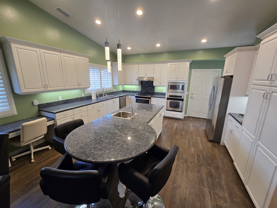 Kitchen - 832 Legacy Dr