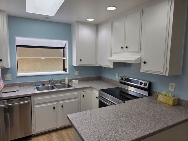 Foto del edificio - Single story 3 bedroom duplex right off El Camino Golf Course in the heart of Oceanside, recently...