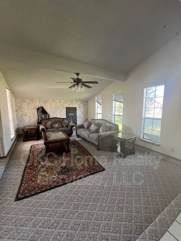 Foto principal - 11020 Davis St