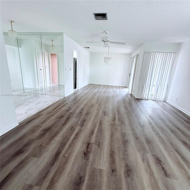 Building Photo - 6183 Live Oak Ct