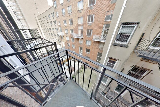 Foto del edificio - 221 E 23rd St