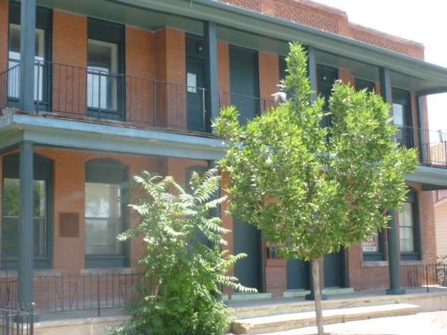 Primary Photo - 1008 E Evans Ave
