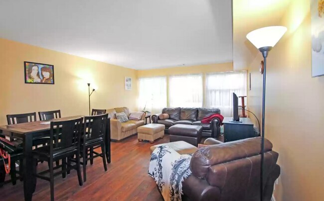 living roon - D13 Avon Dr