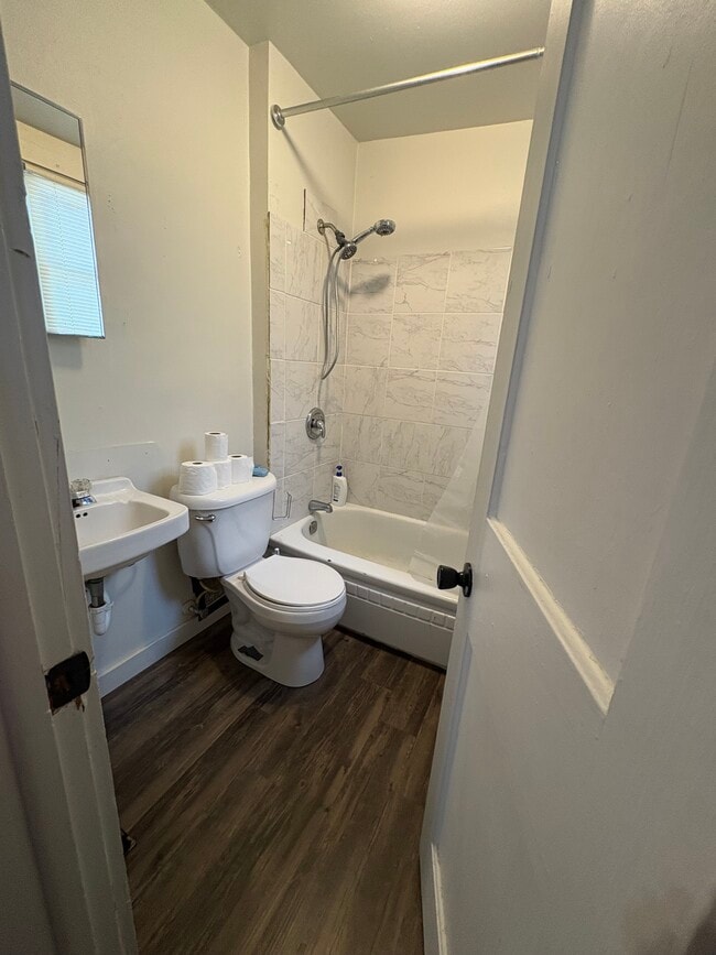 Building Photo - 904 46th St