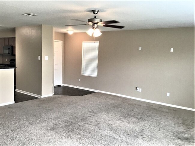 Foto del edificio - 16843 Blackberry Lily Ln