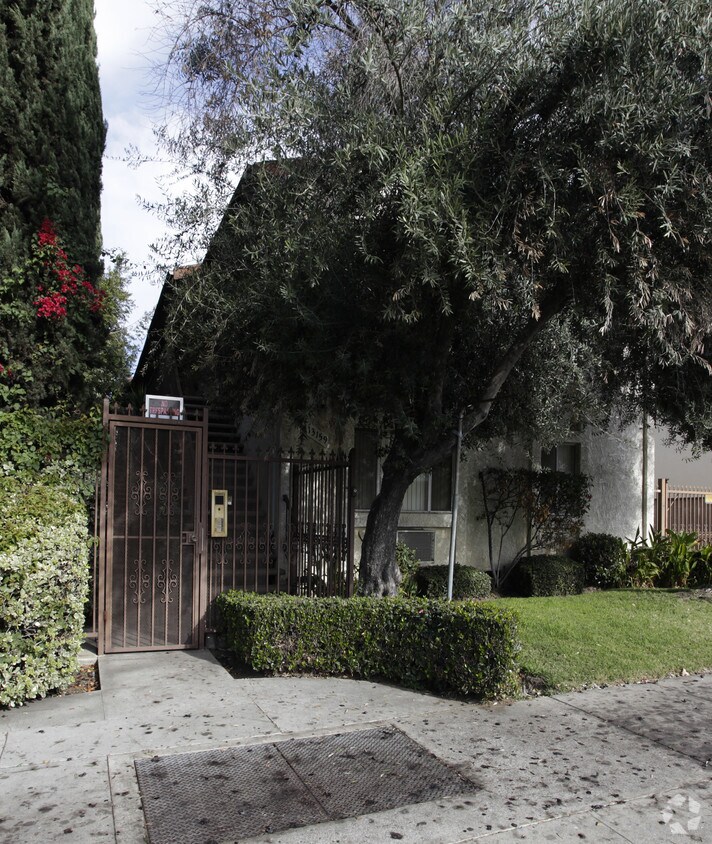 Primary Photo - 13159 Vanowen St