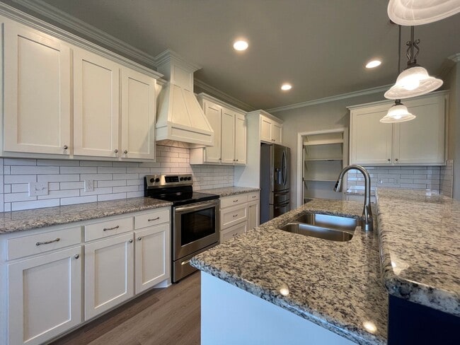 Building Photo - AVAILABLE NOW 3 BEDROOM 2 BATH WITH OFFICE...