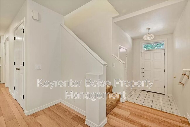 Foto del edificio - 815 E Riverpark Ln