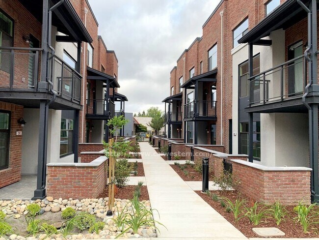 Foto del edificio - Built in 2019! Stunning 4/3.5 tri-level home minutes from Downtown Campbell!