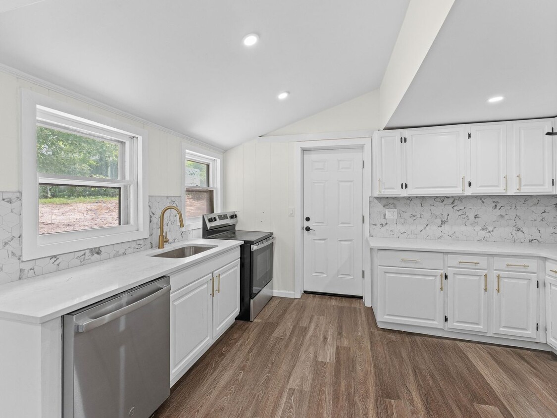 Beautifully Updated 3-Bedroom Home with Spacious Yard & Driveway in Pine Hill - Beautifully Updated 3-Bedroom Home with Spacious Yard & Driveway in Pine Hill